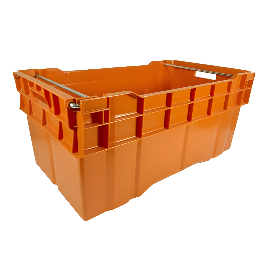 Caja plástica enfilable cerrada industrial color naranja con asa de metal, almacenamiento y logística.