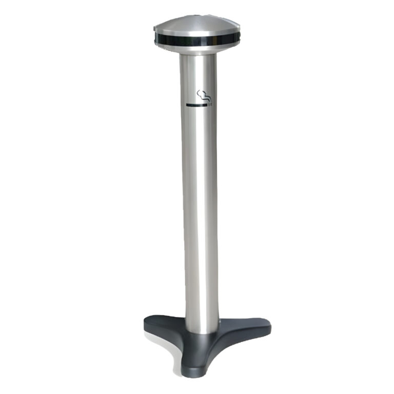 Cenicero OV de piso en acero inoxidable modelo 310011, tipo poste con base triangular y tapa domo para colillas de cigarro en exteriores.