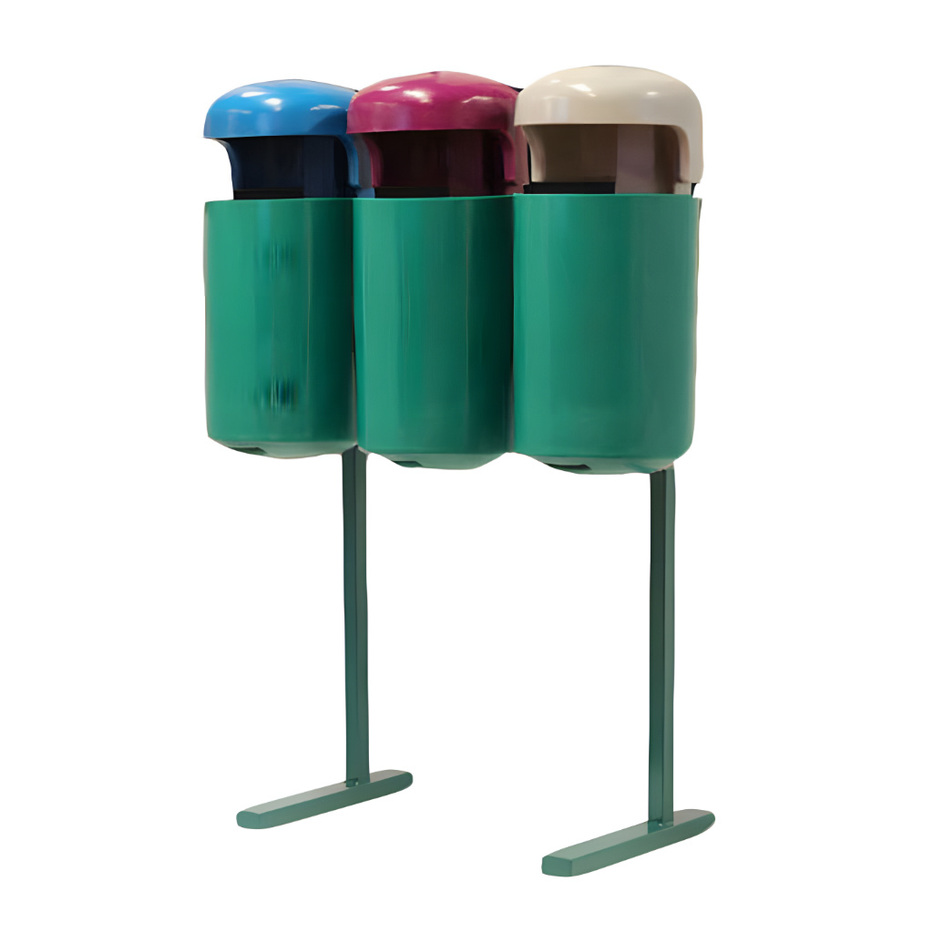 Papelera urbana PA-30 triple con tres cestos cilíndricos de 30 litros y domos de diferentes colores sobre poste metálico, diseñada para reciclaje en parques y plazas.
