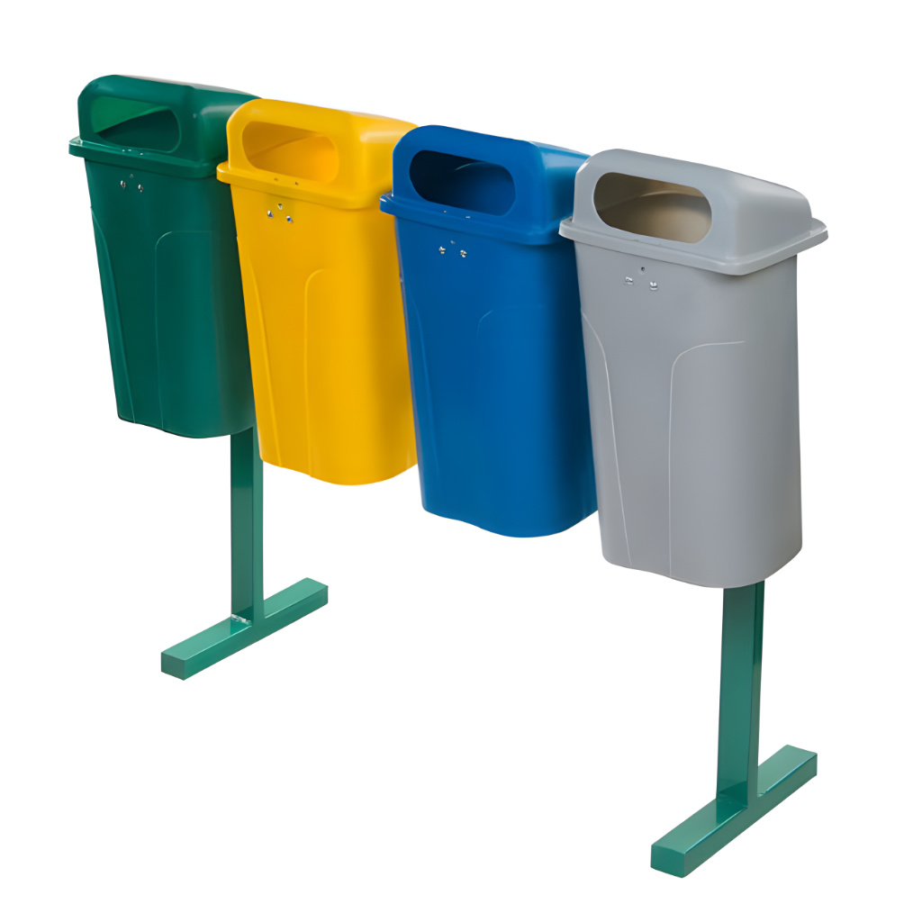 Papelera urbana PA-50 cuádruple con cuatro botes de 50 litros y domos de colores montados en doble poste robusto para separación de residuos.