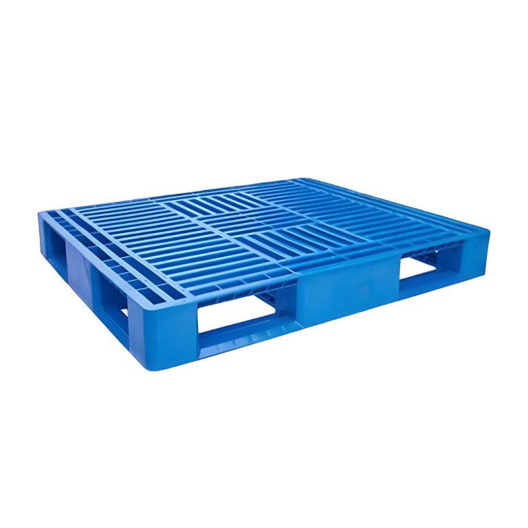 Tarima plástica Tipo Americano azul 124 x 103 x 15.5 cm, superficie calada, capacidad 3000 kg estática y 1500 kg dinámica.